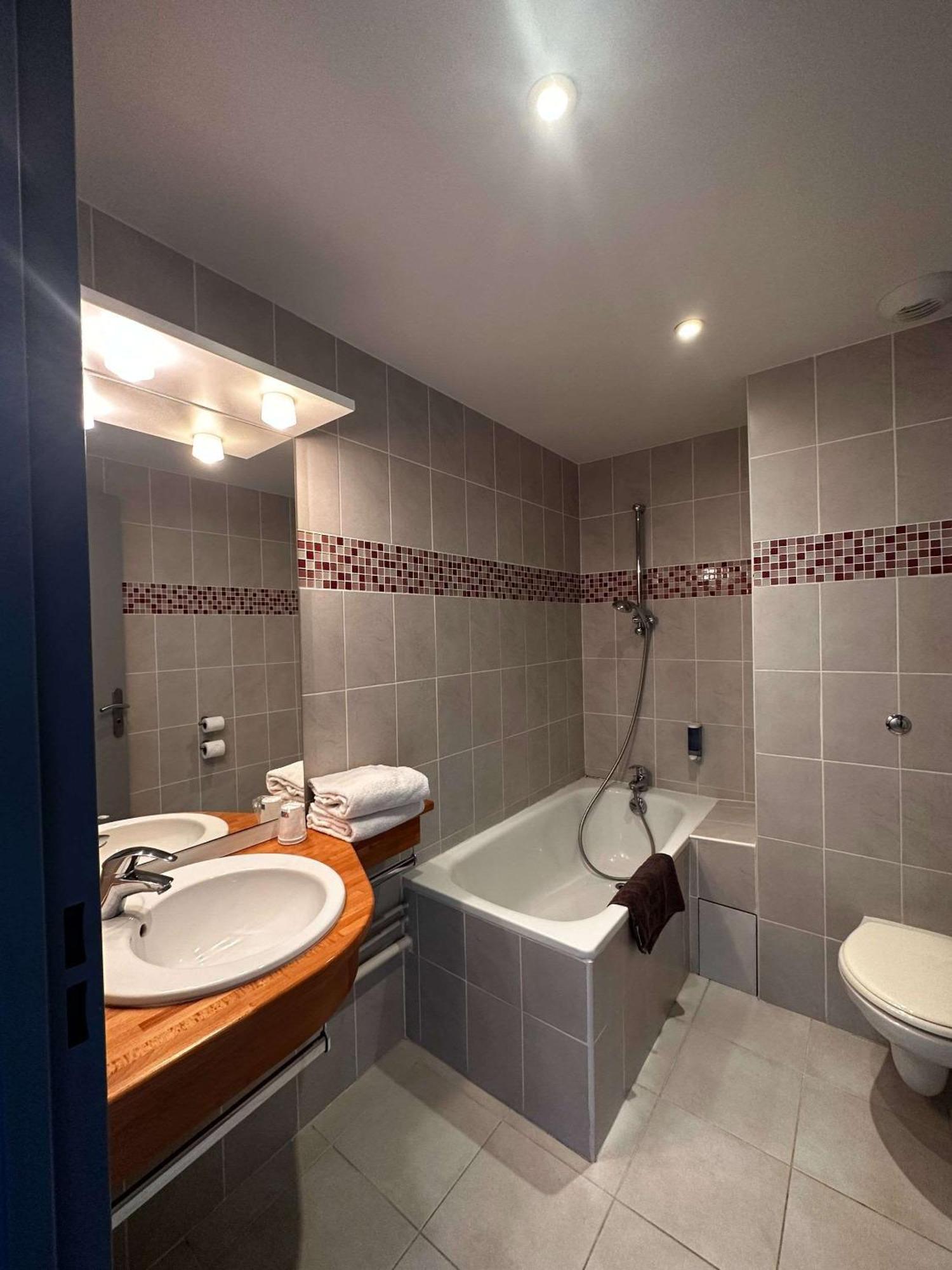 Brit Hotel La Ferte Sous Jouarre Luaran gambar